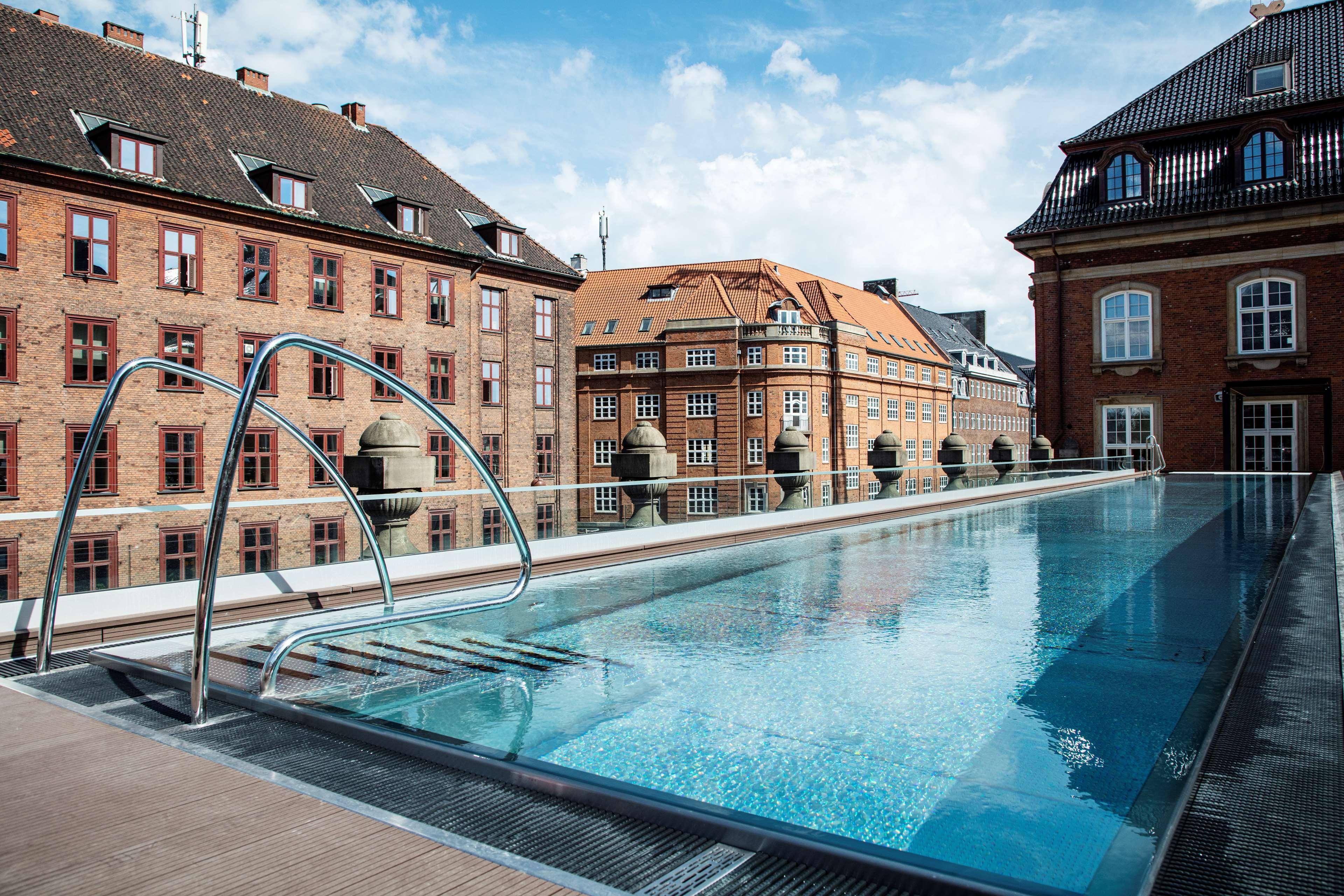 Villa Копенгаген Екстер'єр фото The rooftop pool at the Hotel Sacher